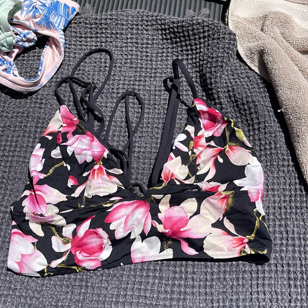 Frankie’s bikinis top